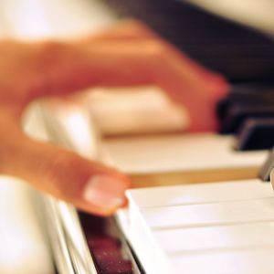 把腿张开绑在床上任人玩弄动漫
